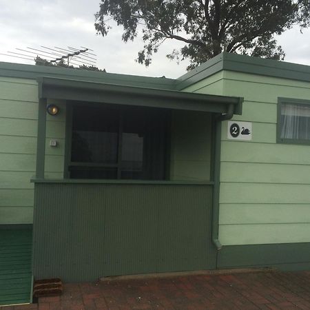 Отель Lake Albert Caravan Park Meningie Экстерьер фото