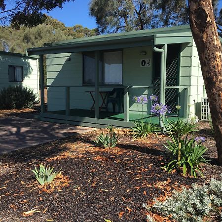 Отель Lake Albert Caravan Park Meningie Экстерьер фото