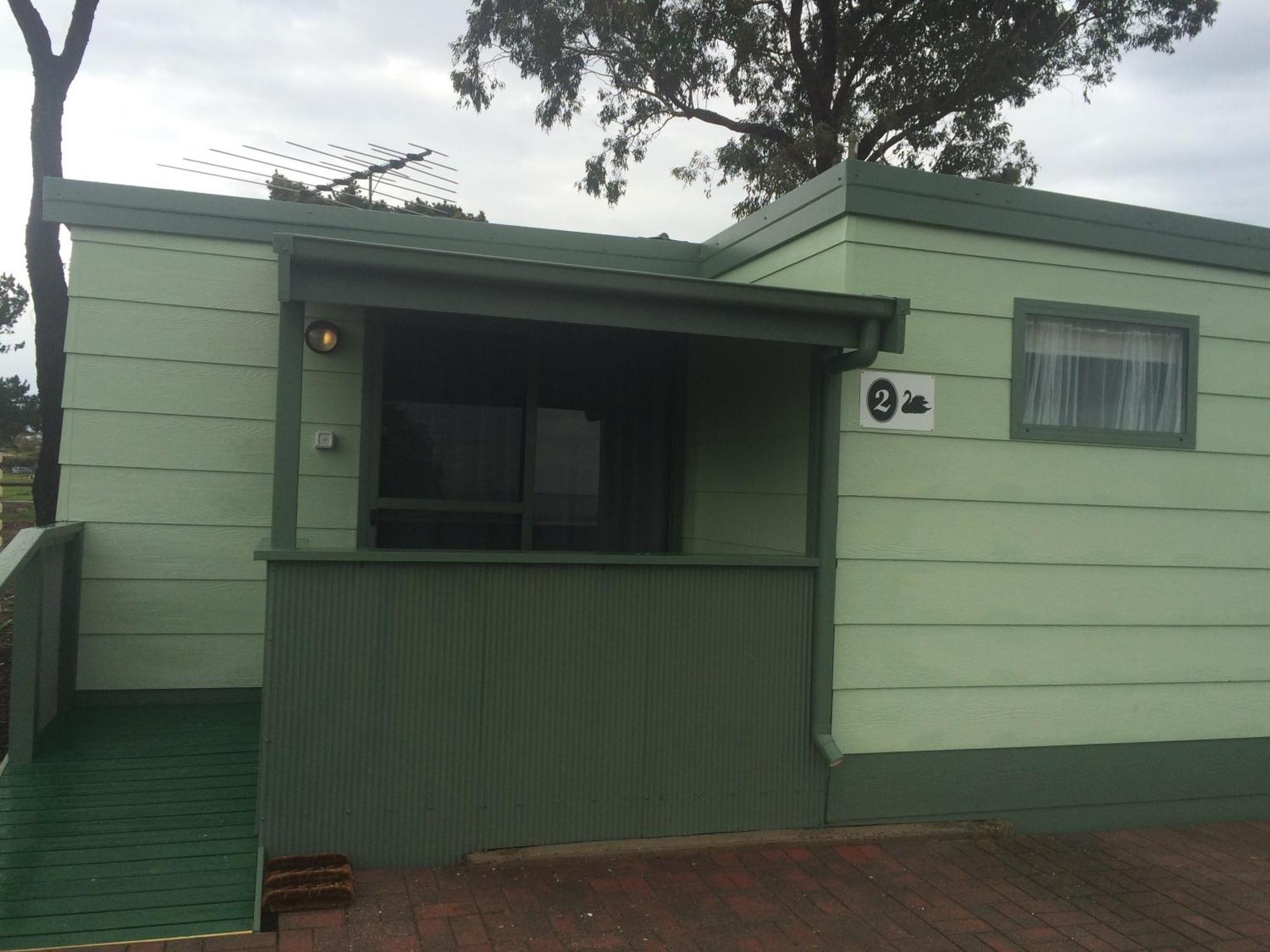 Отель Lake Albert Caravan Park Meningie Экстерьер фото