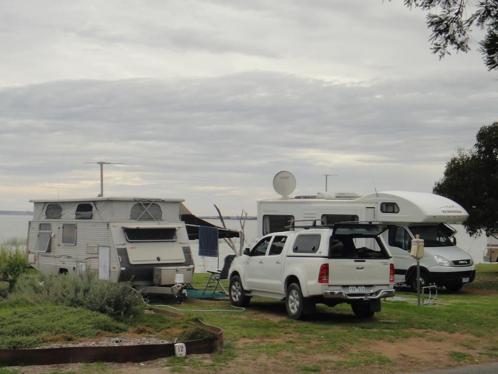 Отель Lake Albert Caravan Park Meningie Экстерьер фото