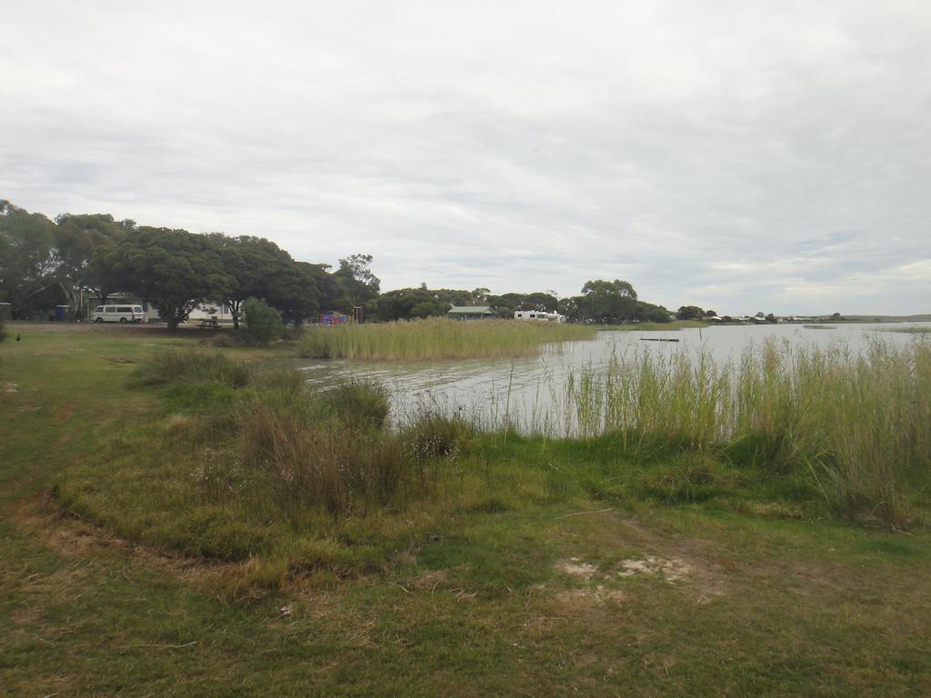 Отель Lake Albert Caravan Park Meningie Экстерьер фото