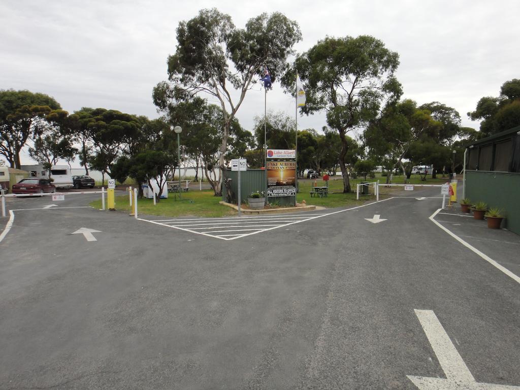 Отель Lake Albert Caravan Park Meningie Экстерьер фото