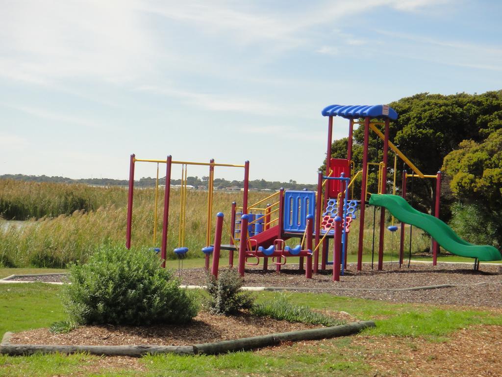 Отель Lake Albert Caravan Park Meningie Экстерьер фото