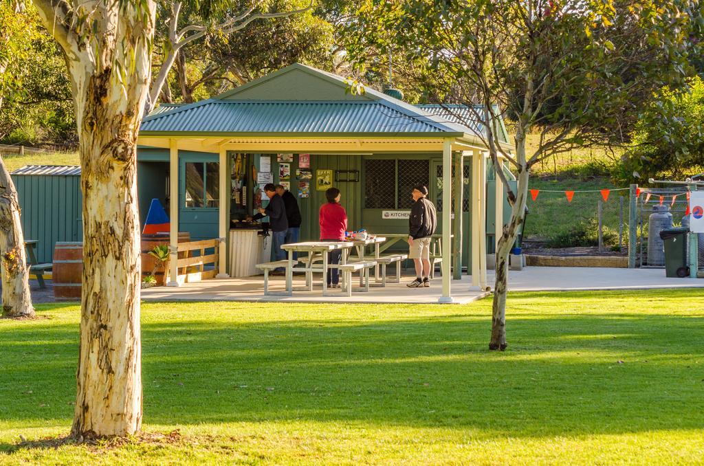 Отель Lake Albert Caravan Park Meningie Экстерьер фото