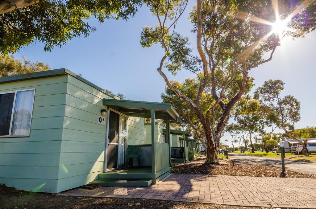Отель Lake Albert Caravan Park Meningie Экстерьер фото