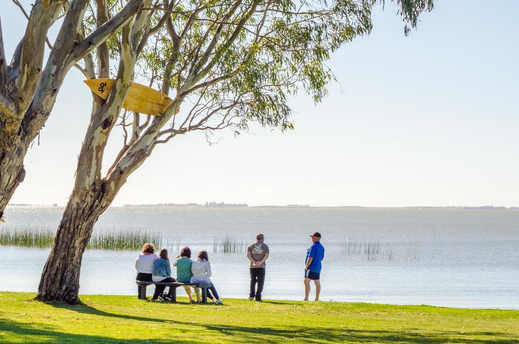 Отель Lake Albert Caravan Park Meningie Экстерьер фото