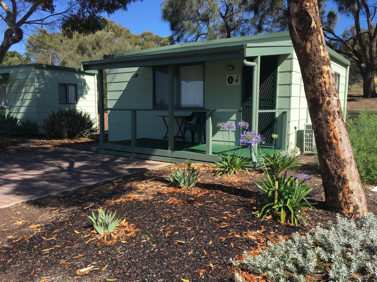 Отель Lake Albert Caravan Park Meningie Экстерьер фото