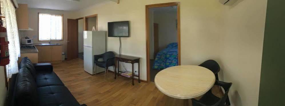 Отель Lake Albert Caravan Park Meningie Экстерьер фото