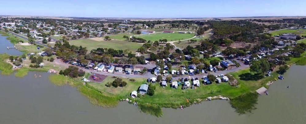 Отель Lake Albert Caravan Park Meningie Экстерьер фото