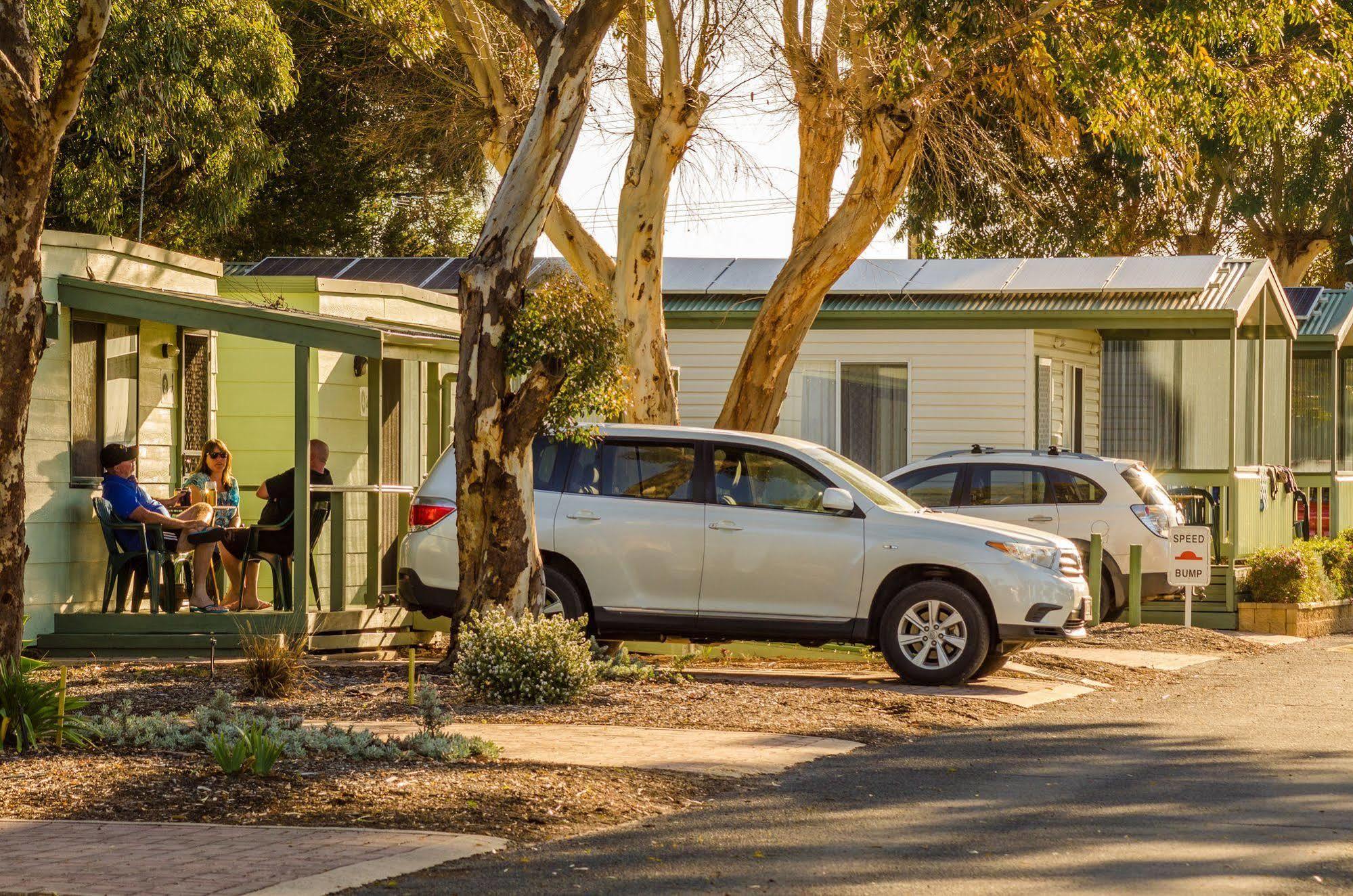 Отель Lake Albert Caravan Park Meningie Экстерьер фото