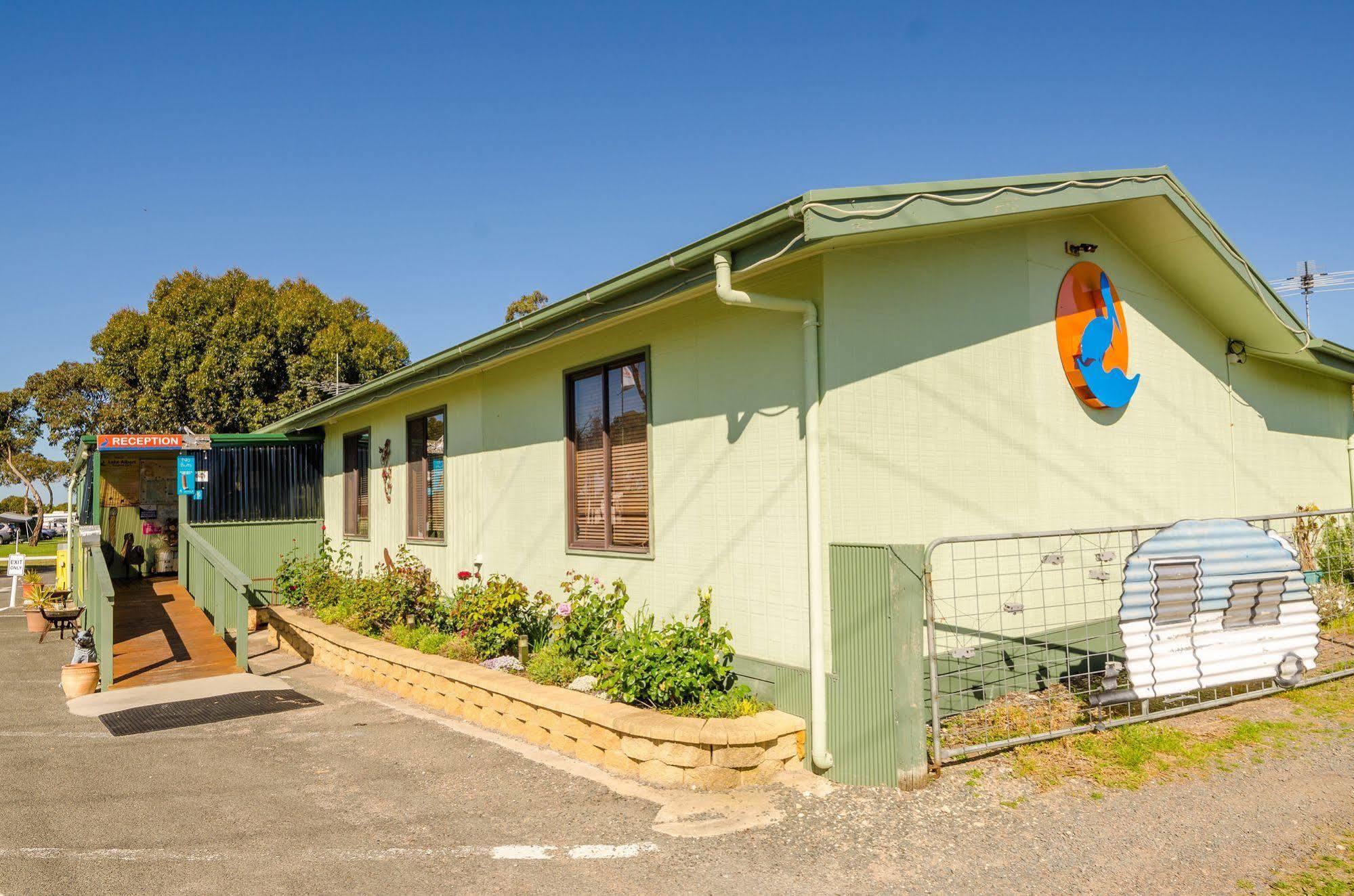 Отель Lake Albert Caravan Park Meningie Экстерьер фото