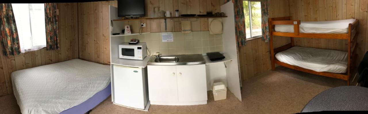 Отель Lake Albert Caravan Park Meningie Экстерьер фото
