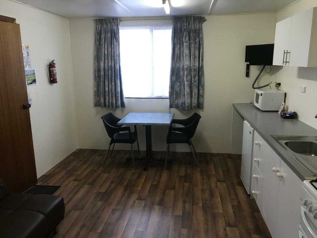 Отель Lake Albert Caravan Park Meningie Экстерьер фото