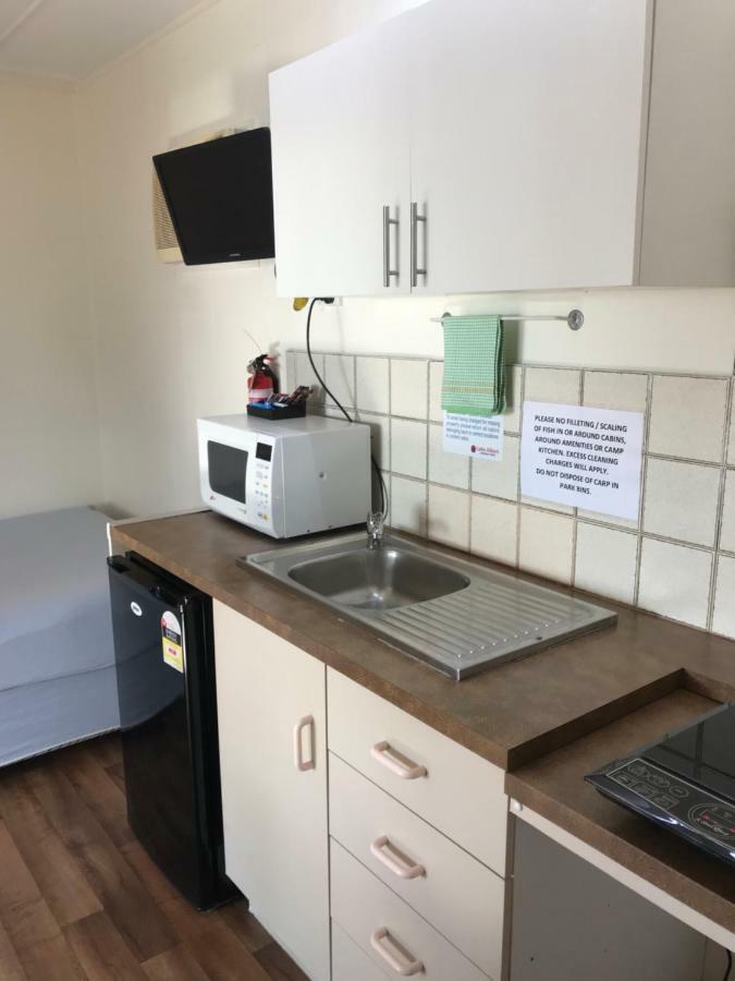 Отель Lake Albert Caravan Park Meningie Экстерьер фото