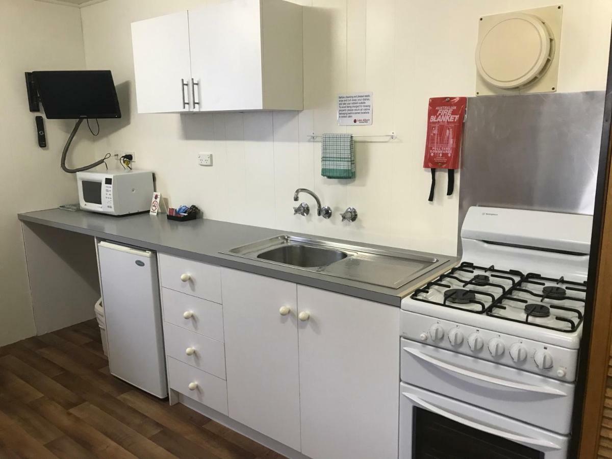 Отель Lake Albert Caravan Park Meningie Экстерьер фото