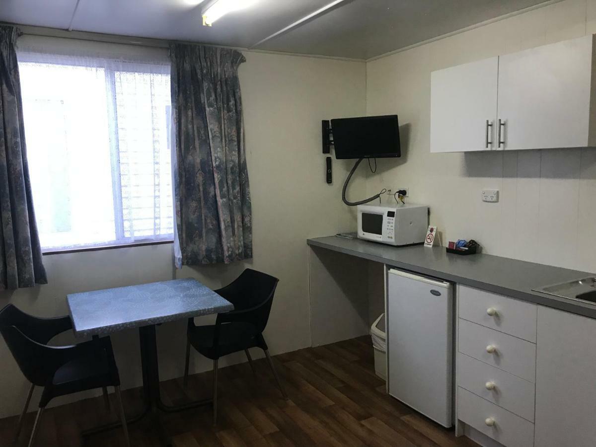 Отель Lake Albert Caravan Park Meningie Экстерьер фото