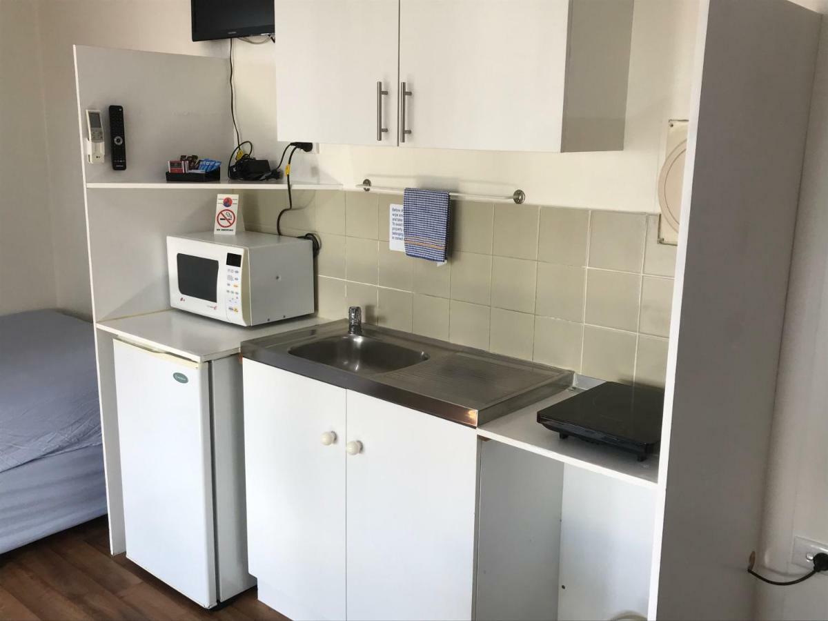 Отель Lake Albert Caravan Park Meningie Экстерьер фото