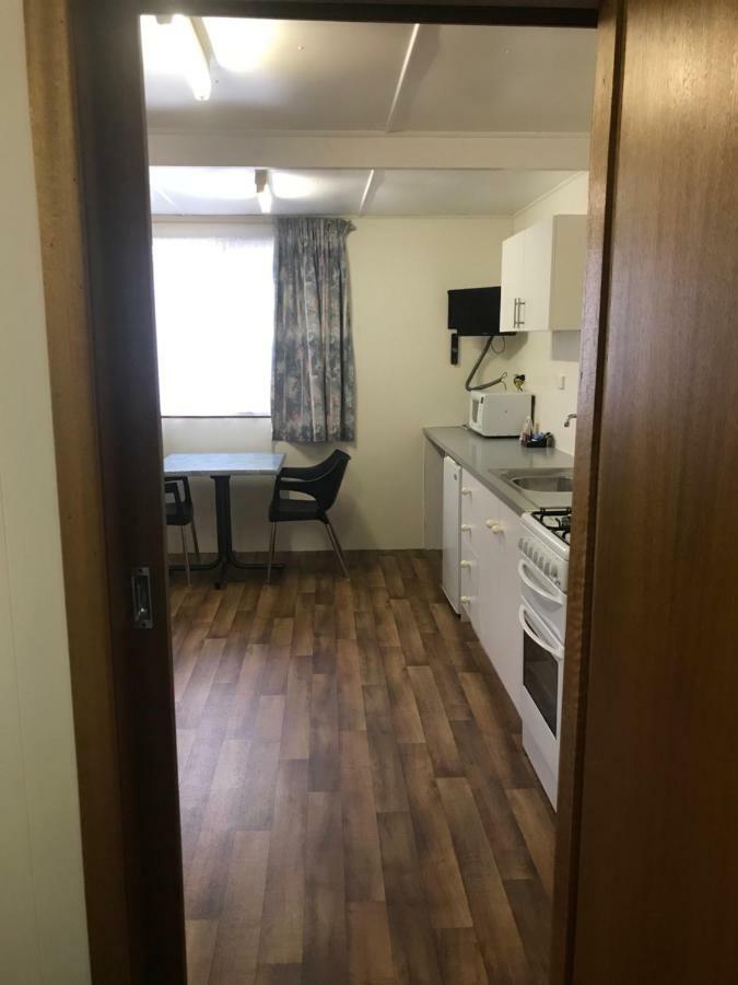 Отель Lake Albert Caravan Park Meningie Экстерьер фото