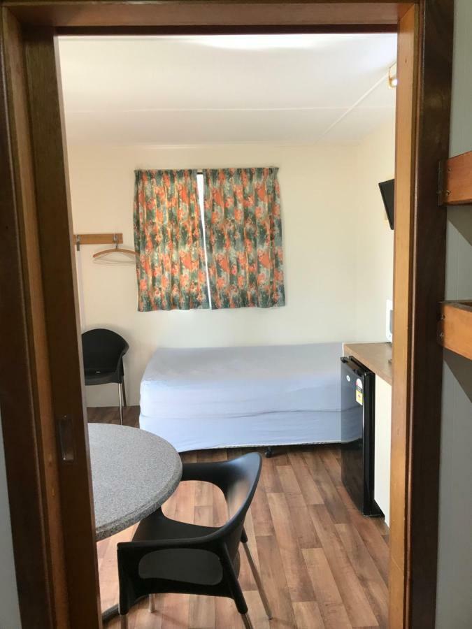 Отель Lake Albert Caravan Park Meningie Экстерьер фото