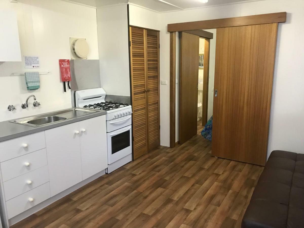 Отель Lake Albert Caravan Park Meningie Экстерьер фото